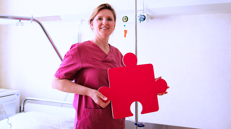 AKMS Karriere Marijana Giesser Stationsleitung Station 1 mit Puzzleteil