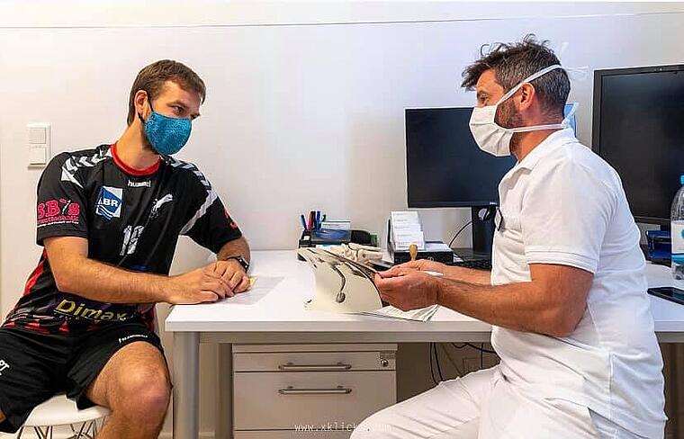 Sportler im Patientengespräch mit Dr Dreyer dem Chefarzt der Fusschirurgie