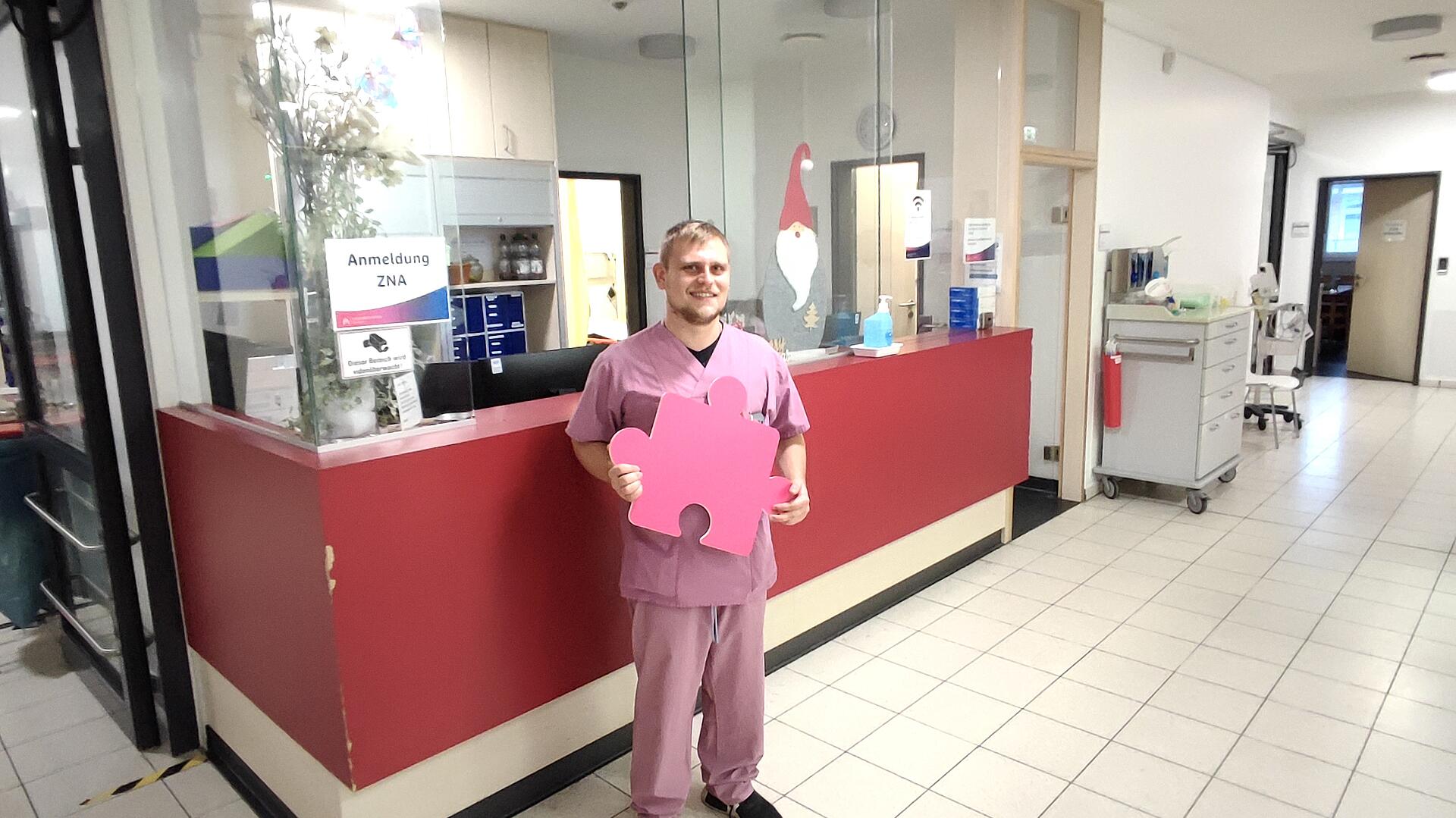 Pflegkraft Notaufnahme Vitali Wiebe mit Puzzleteil in der Hand