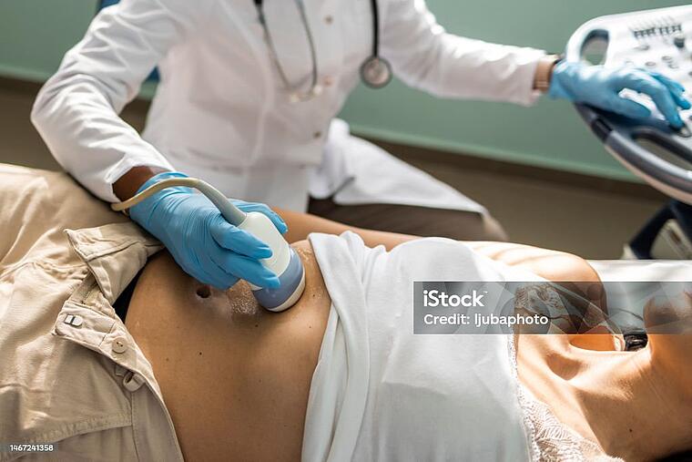 Foto mit Istock Logo Ultraschalluntersuchung bei einer Patientin