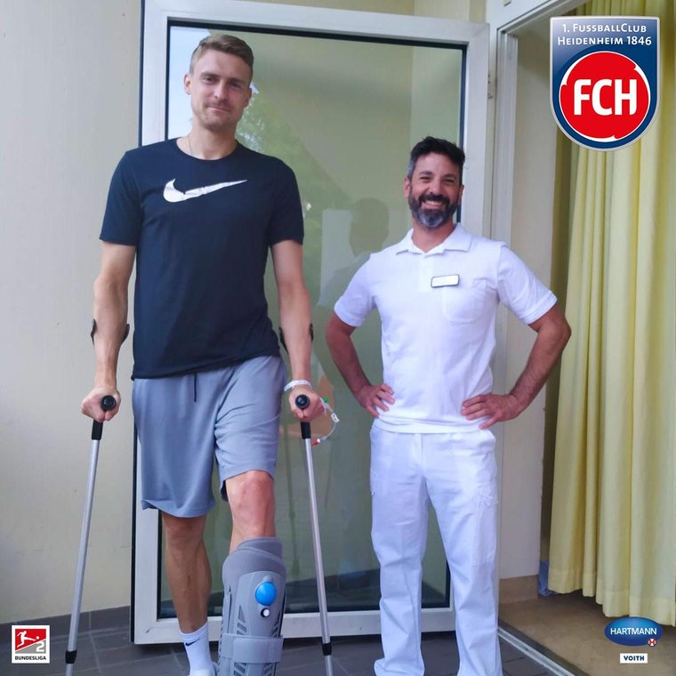v.l.: Oliver Hüsing mit Chefarzt Dr. Florian Dreyer (Bild: FC Heidenheim)