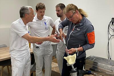 Assistentenfortbildung April 2024 Esslinger am Modell