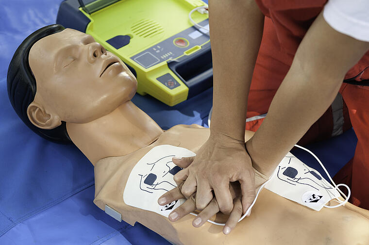 Foto Herzdruckmassage an einer Modellpuppe